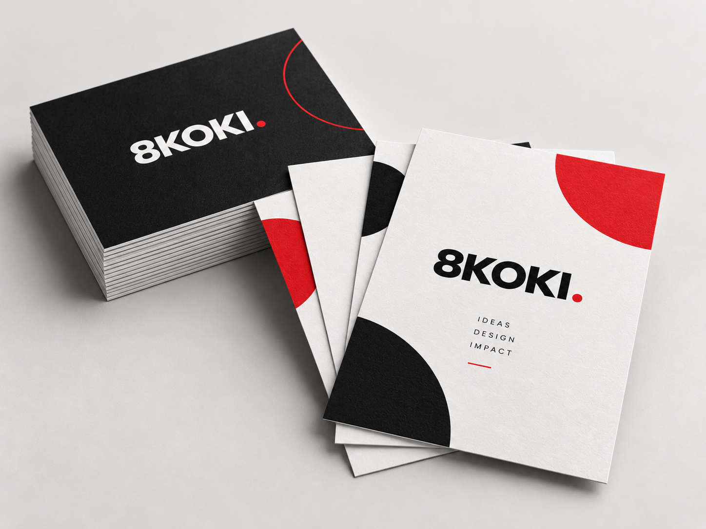 Mockup de material gráfico da 8Koki em preto, branco e vermelho