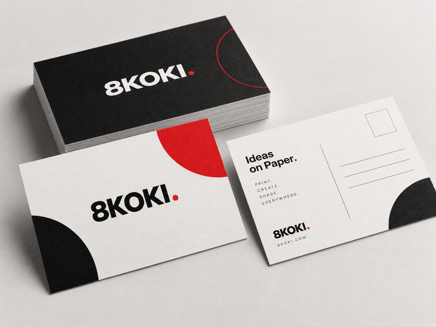Mockup de material impresso da 8Koki em preto, branco e vermelho
