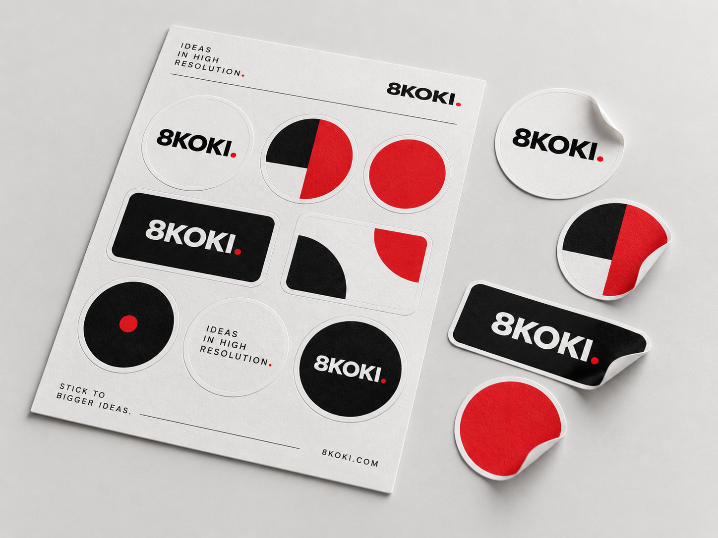 Mockup de adesivos da 8Koki em preto, branco e vermelho