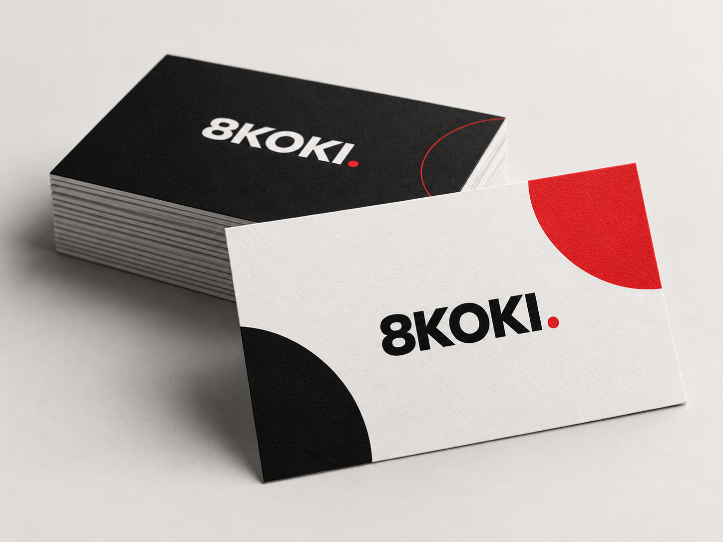 Mockup de cartões de visita da 8Koki em preto, branco e vermelho