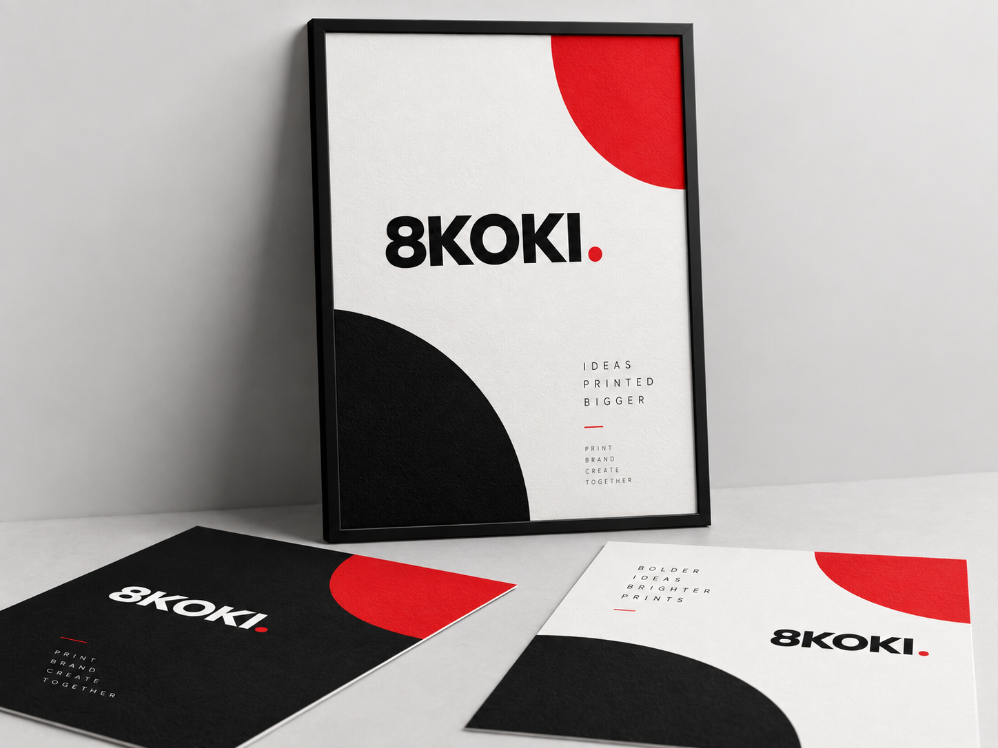 Mockup de flyer e material impresso da 8Koki em preto, branco e vermelho