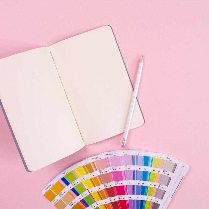 Cartela de cores e folha em branco, foto ilustrativa sobre organização de arquivos de identidade visual.