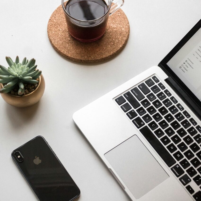 Notebook e smartphone sobre uma mesa, imagem ilustrativa do planejamento de uma página de serviços.
